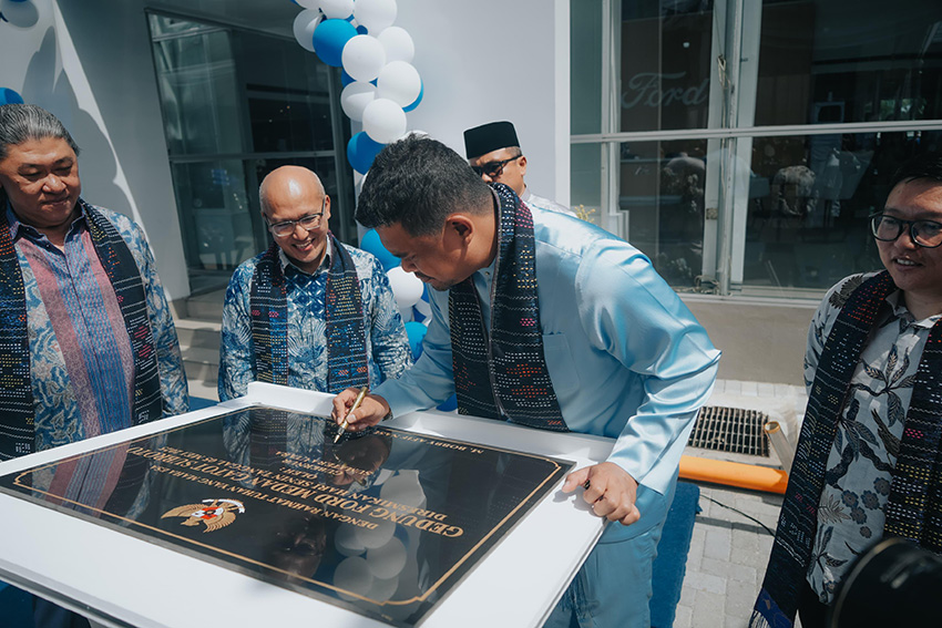 Catatan : [kiri ke kanan] Andee Yoestong, President Director Auto Kencana Andalas Dealers;Toto Suharto, Country Manager RMA Indonesia; Muhammad Bobby Afif Nasution, Gubernur Sumatera Utara; Erik Pascanugraha, Sales Director RMA Indonesia;