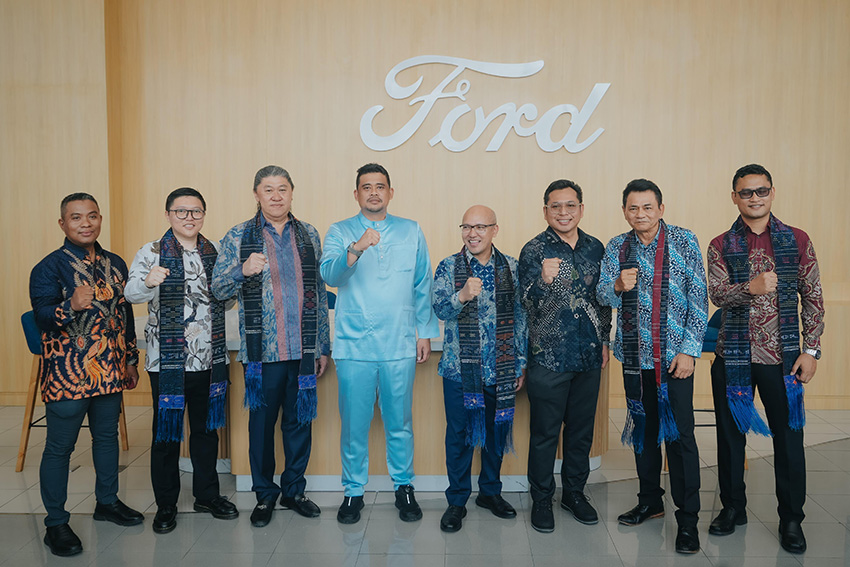 Catatan : [kiri ke kanan] Doni, Branch Head Ford Dealer Medan; Erik Pascanugraha, Sales Director RMA Indonesia; Andee Yoestong, President Director Auto Kencana Andalas Dealers; Muhammad Bobby Afif Nasution, Gubernur Sumatera Utara; Toto Suharto, Country Manager RMA Indonesia; Adhityo, General Manager Sales & Marketing AKA; Krekrit Khamsura from RMA Thailand Head Quarter; Elyus Dwi Erwanto, Head of Service Operation.