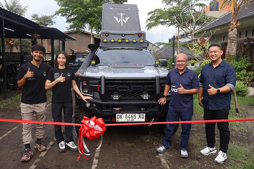 Catatan : [kiri ke kanan] Alffy Rev; Linka Angelia; Toto Suharto, Country Manager FORD RMA Indonesia; Mulyadi, CEO PT DAS Indonesia Bali