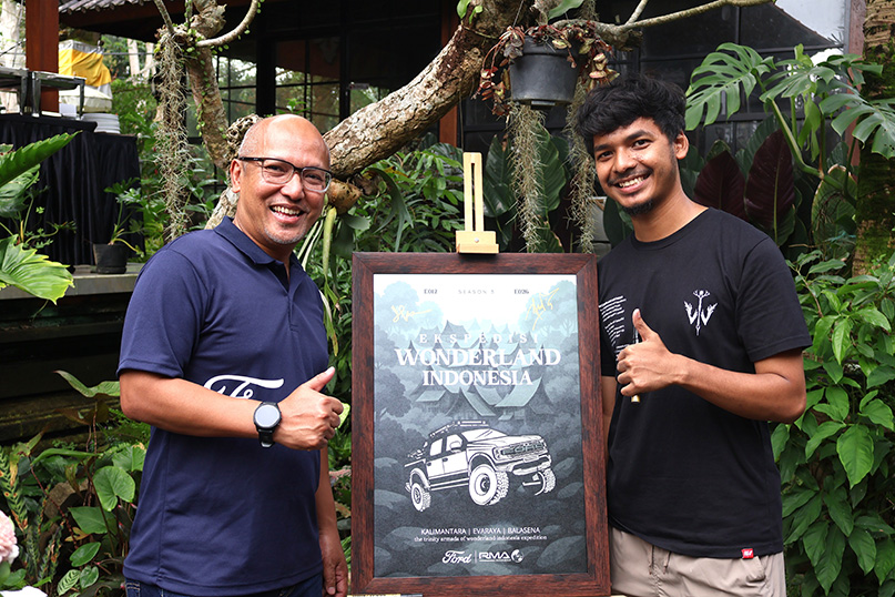 Catatan : [kiri ke kanan] Toto Suharto, Country Manager FORD RMA Indonesia; Alffy Rev;