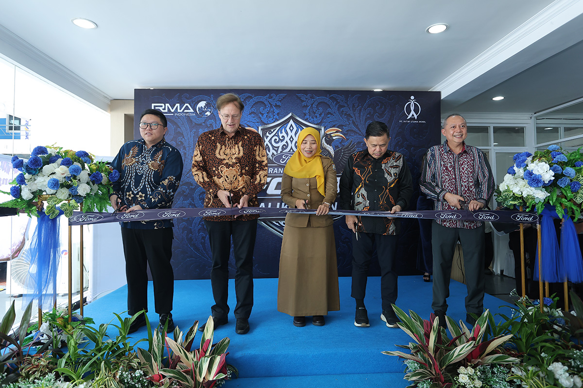 [kiri ke kanan] Erik Pascanugraha, Sales Director Ford RMA Indonesia; Roelof Lamberts, Regional Director RMA Indonesia; Neny Dwi Winahyu, Staf Ahli Walikota bidang Perekonomian Pembangunan dan SDM; Halim Kalla, Founder of PT Intim Utama Mobil; Ir. H. Moh. Zuhair, Direktur Utama PT Intim Utama Mobil