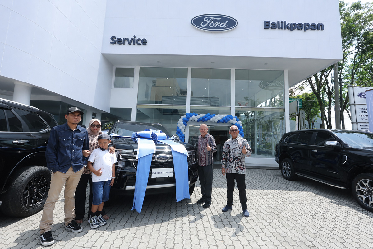Handover unit oleh Ir. H. Moh. Zuhair selaku Direktur Utama PT Intim Utama Mobil dan Gunardi Saleh selaku Chief Operating Officer of PT Intim Utama Mobil