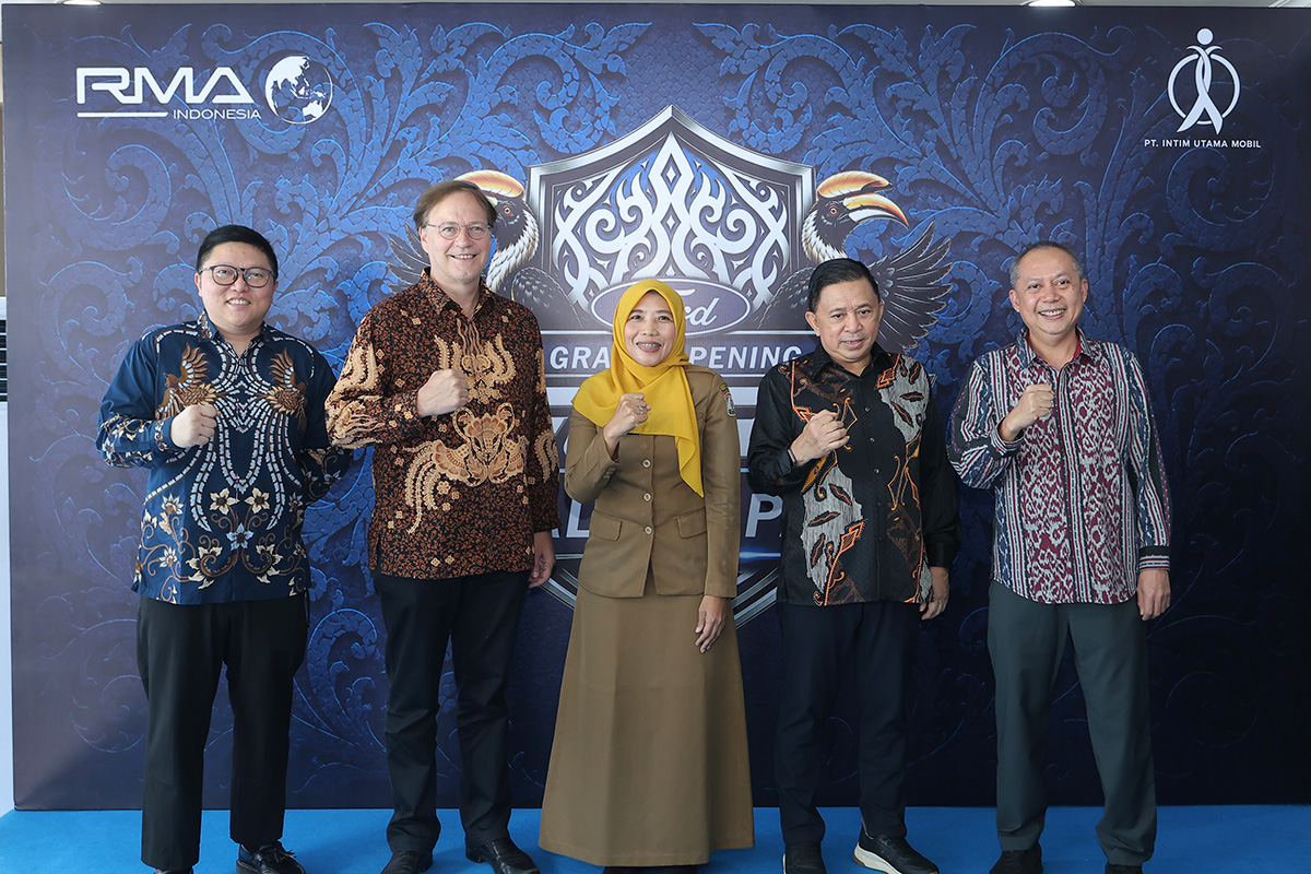 [kiri ke kanan] Erik Pascanugraha, Sales Director Ford RMA Indonesia; Roelof Lamberts, Regional Director RMA Indonesia; Neny Dwi Winahyu, Staf Ahli Walikota bidang Perekonomian Pembangunan dan SDM; Halim Kalla, Founder of PT Intim Utama Mobil; Ir. H. Moh. Zuhair, Direktur Utama PT Intim Utama Mobil